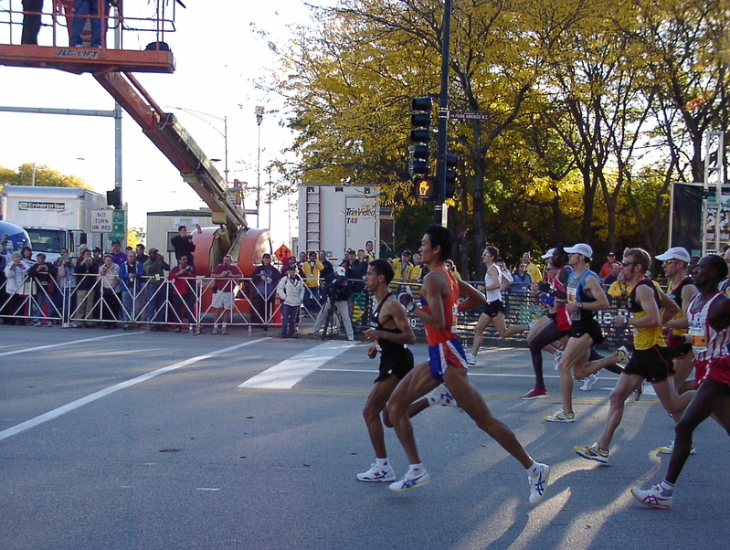 2004年のシカゴ・マラソン。高岡は最初の５kmを14分25秒という驚異的なペースで入った＜筆者撮影＞