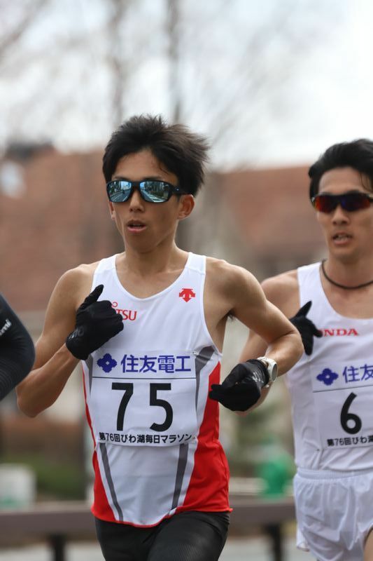 ２月28日のびわ湖マラソンで男子マラソンの日本記録（２時間04分56秒）を樹立した鈴木健吾（富士通）は、36kmまでは集団で走った＜写真：筆者撮影＞
