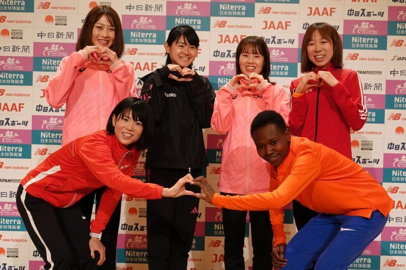 名古屋ウィメンズマラソン前々日会見後のフォトセッション。鈴木（前列左）は会見に出席した招待選手たちと笑顔を見せた＜筆者撮影＞