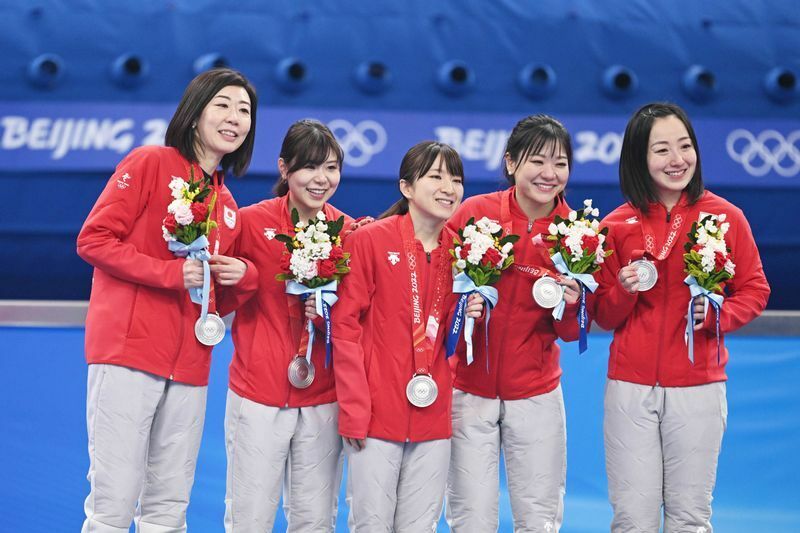 北京五輪で銀メダルを獲得したロコ・ソラーレのメンバー