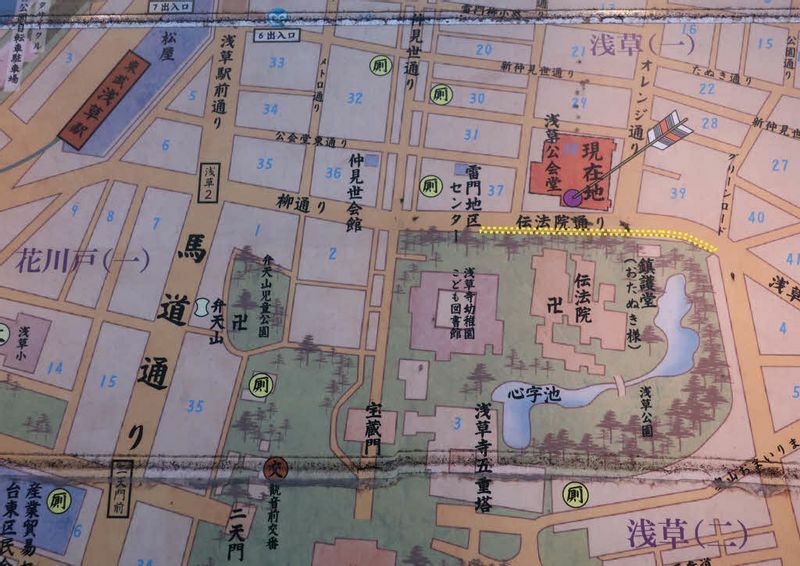 浅草公会堂の壁にあった地図(筆者撮影を加工／画面上の上の方位は南である)。黄色の点線部分が本件の問題となった立退が問題となっている店舗群の概ねの位置と判断される
