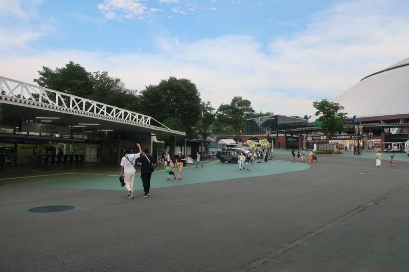 左には西武球場前駅、右にはベルーナドーム。池袋からの時間はかかるが、駅からのアクセスは抜群である。