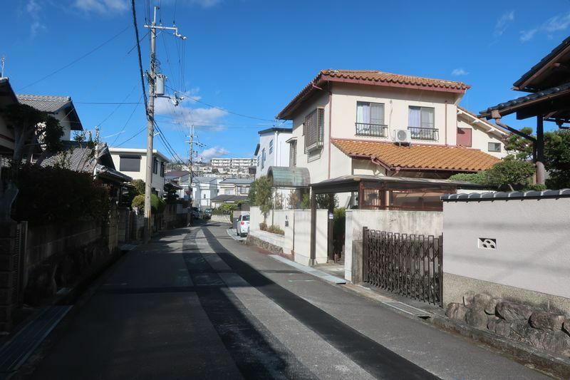 地価公示地「茨木-24」付近。至って平凡な住宅地が並ぶ。サニータウンでは概ね同様の住宅地が並んでいる。