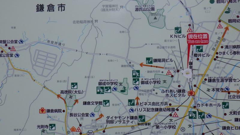 鎌倉駅前の地図を撮影。件の閉鎖店舗は鎌倉駅から市役所通りを西に歩いたトンネルの脇にある。