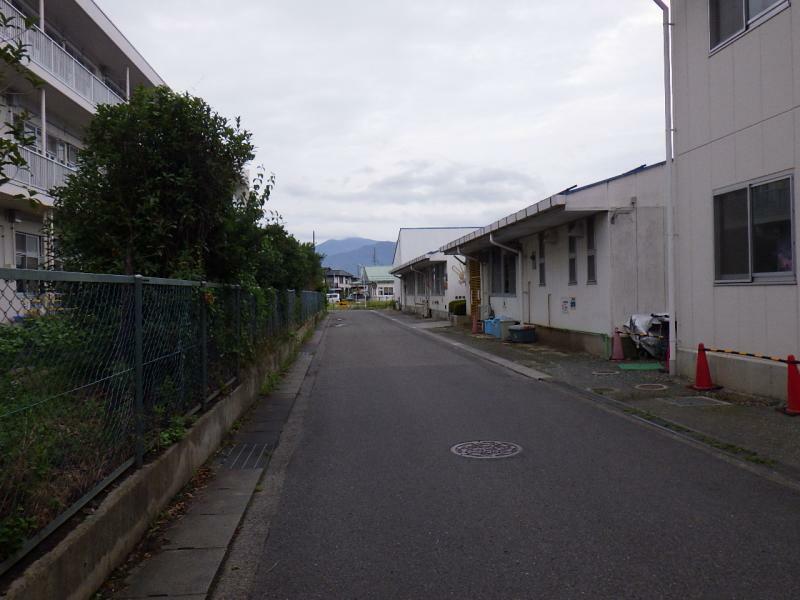 奥が公園跡地。右が青木島保育園、左は青木島小学校。跡地の奥が児童センターである