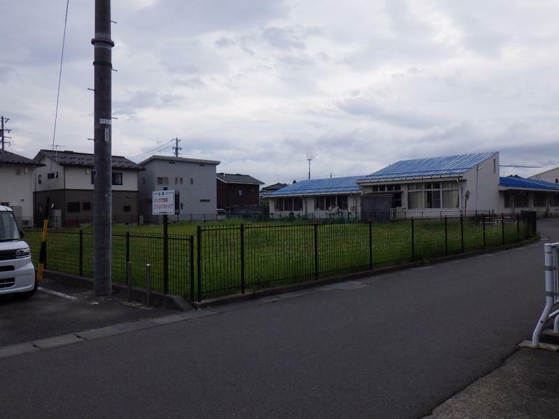 児童センター(左側)から跡地を望む～奥が青木島保育園