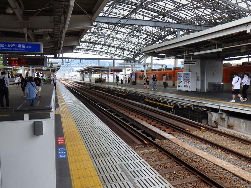 阪神甲子園駅。観戦後の乗客を一気に捌けるように駅の構造も工夫されている。ただ、路線距離の割に列車種別が多いため、筆者が乗車した際、鉄道に強くない人の「どの列車が速いかがわからない」という声も聞こえた。