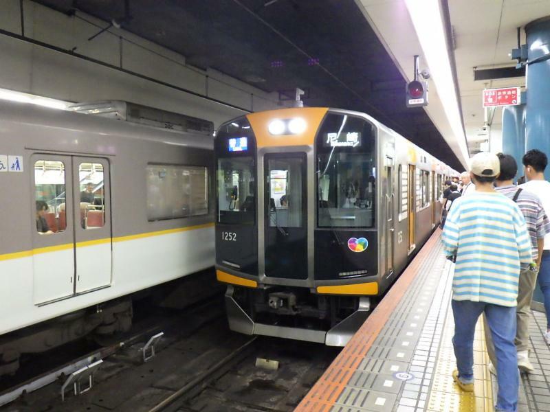こちらの右の車両も阪神電車の車両でやはり橙色が目立つ。余談だが個人的には、阪急阪神の株式を長年1口だけ所有しているので、阪神タイガースが低迷し紛糾しそうな年の株主総会に一度、行ってみたいと思っている。