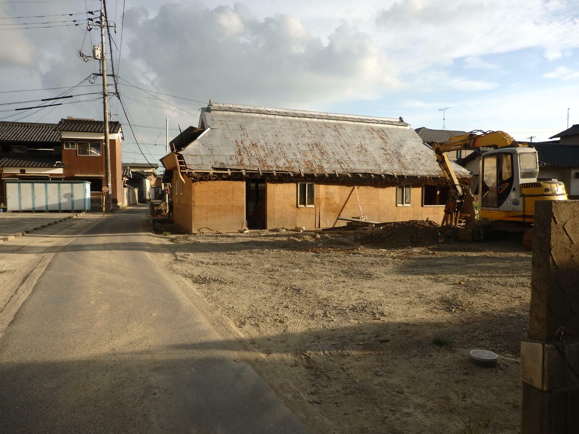 平成30年7月の岡山県の豪雨災害の現場。被害に遭って使えなくなったであろう建物を望む。平成30年8月12日筆者撮影。
