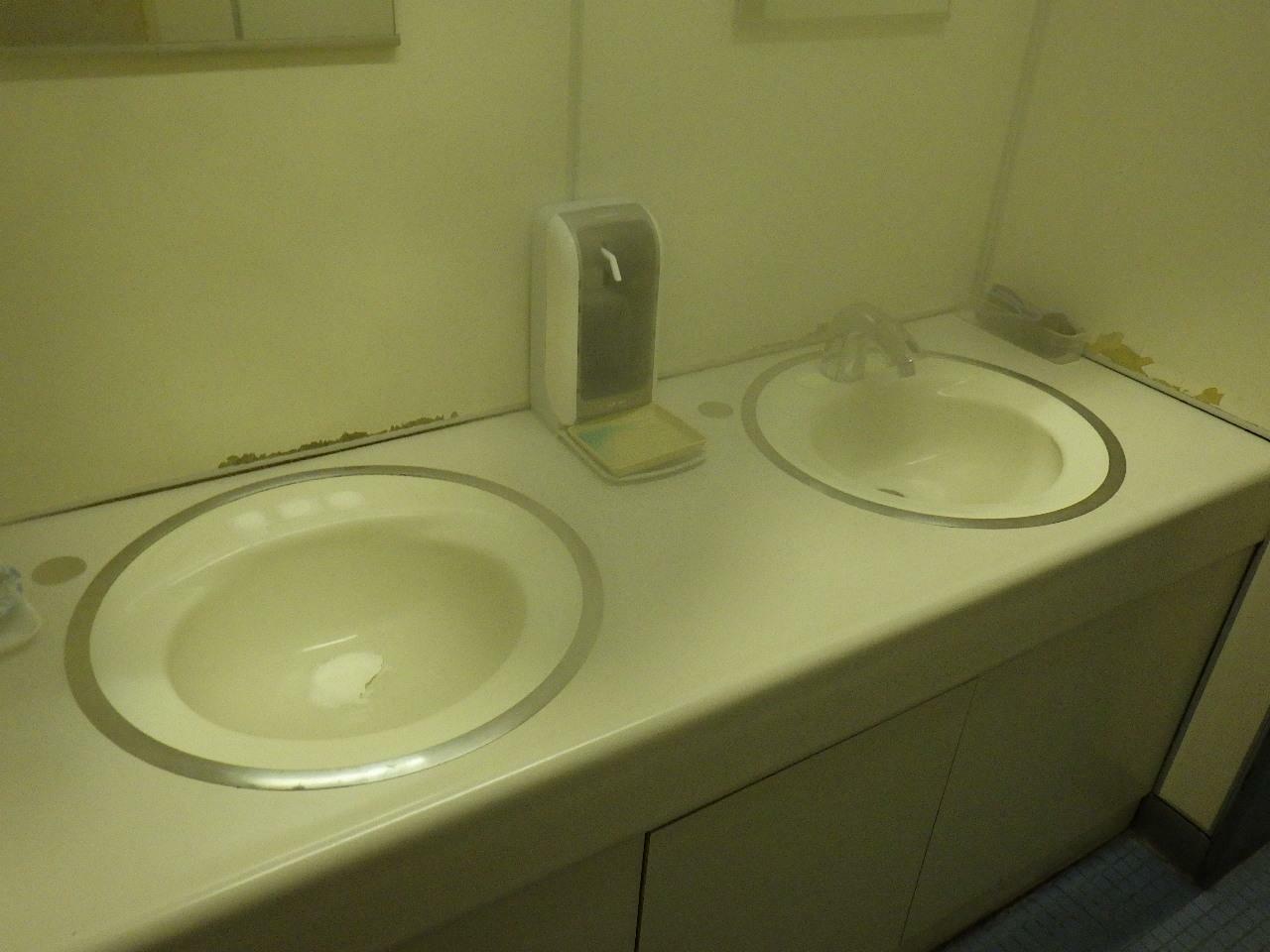 夕張市役所の洗面所。経費節約のために水栓の一方を無効化している模様。筆者は全国200以上の自治体の役所に訪れたがさすがにこのようなケースは見たことがなく、夕張の窮状を示すようで印象深い。
