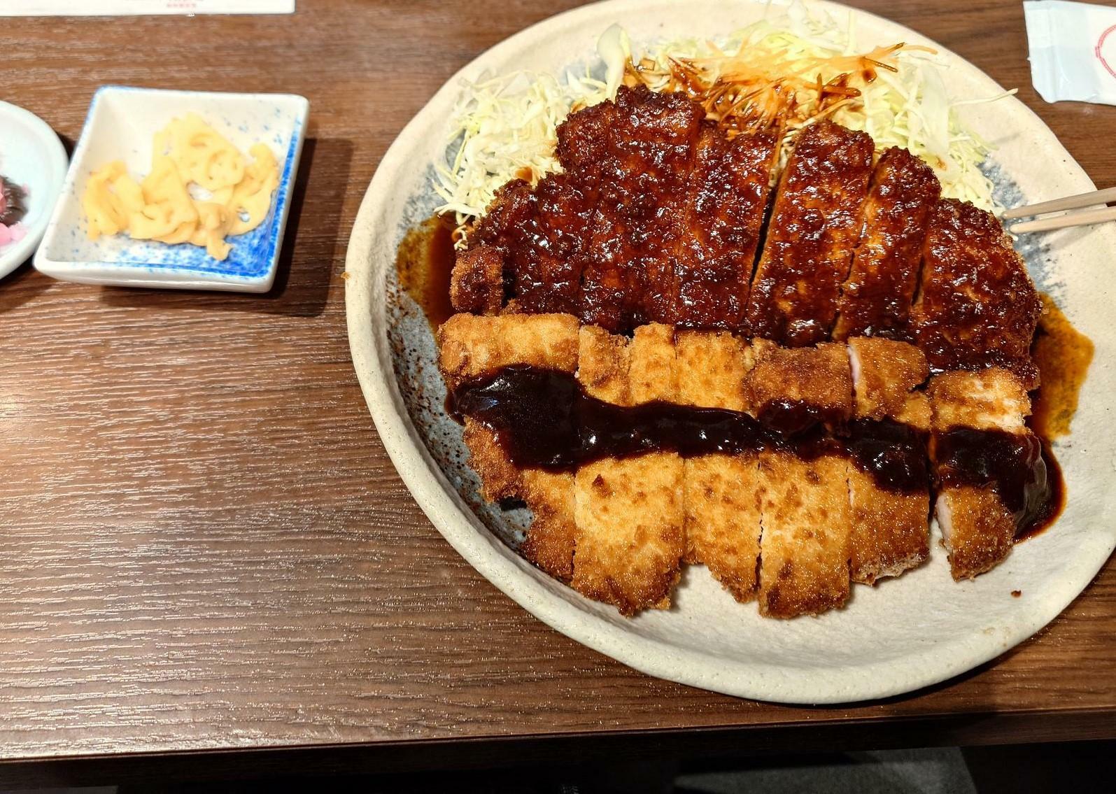 今回の取材では名古屋で味噌かつを食べた。筆者は北海道(夕張)から九州(熊本・宮崎)まで全国各地で色々とあった不動産の取材をしオーサー記事としているが、「ついでに地元の名物を食べる」のが流儀と化している