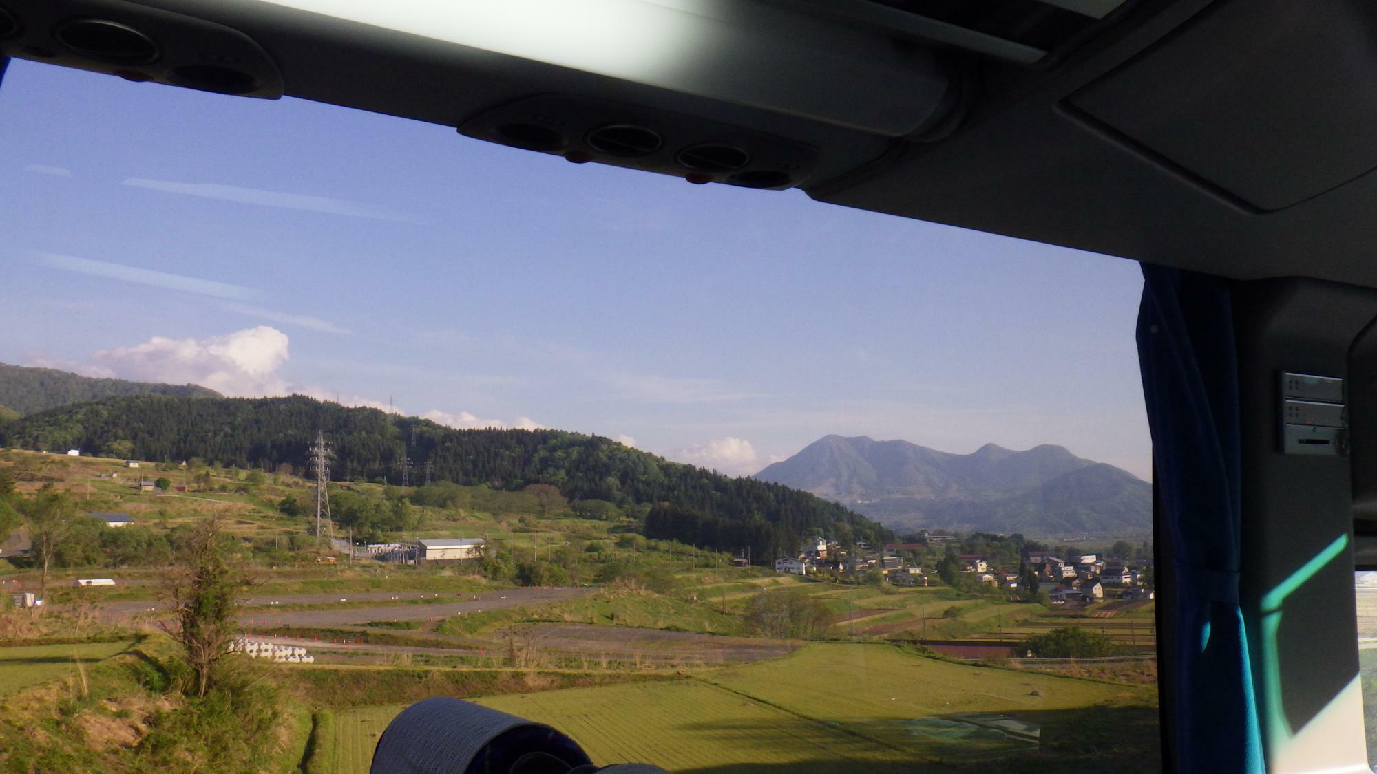 帰りの「野沢温泉ライナー」の車窓から。地価上昇で村の中心部は賑わっているが、少し離れると地価上昇とは言い難い鄙びた風景が広がっている。