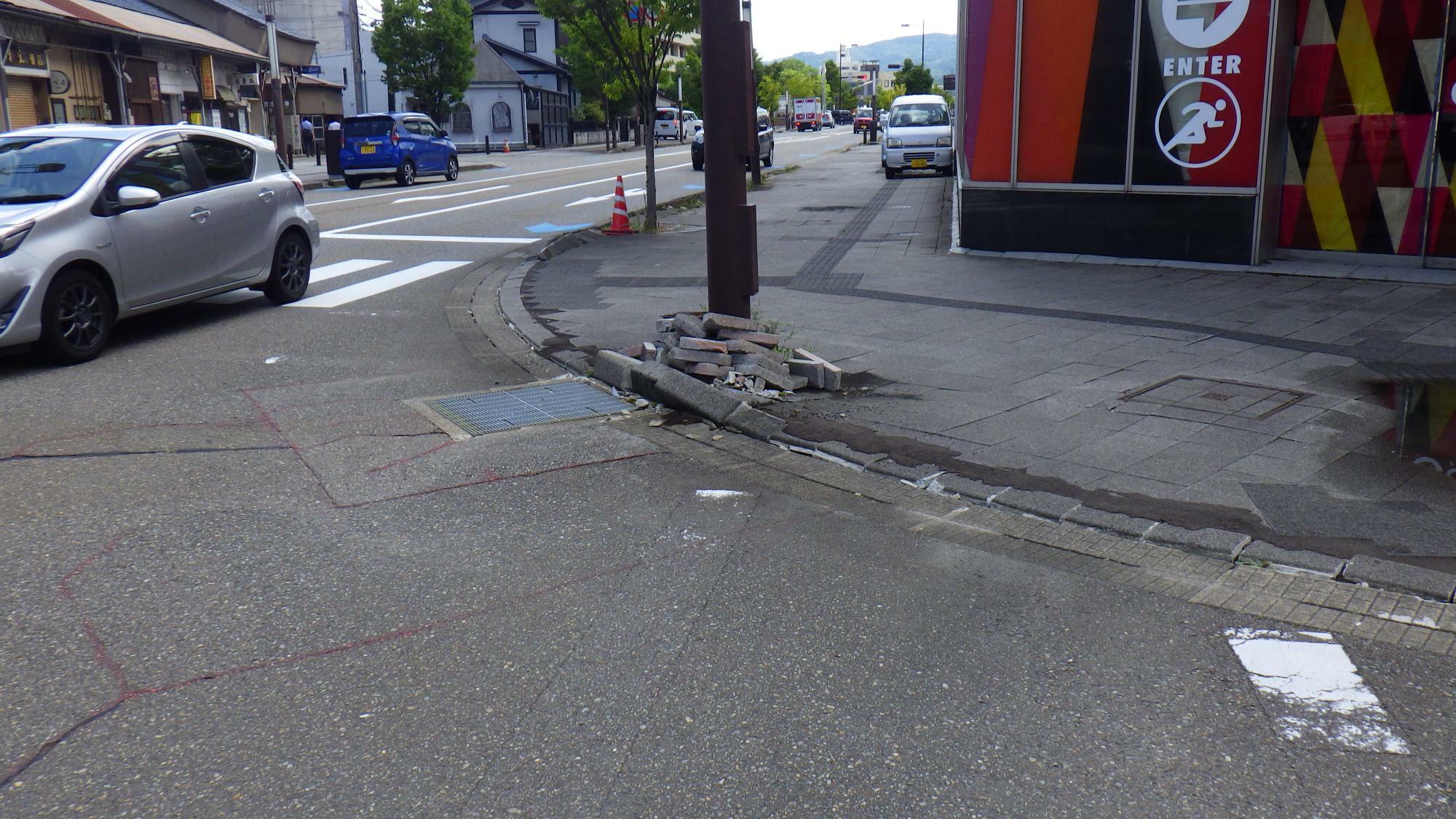 七尾市内の歩道。地震で破壊されたと思われる舗装があちこちに見られた。