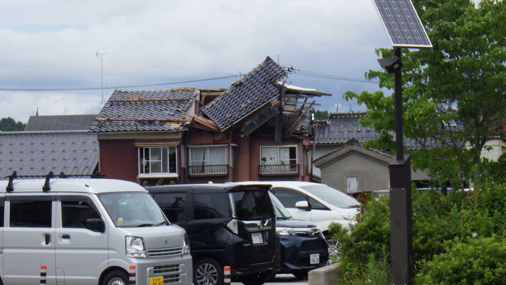 穴水駅から民家を望む。屋根が痛々しい。