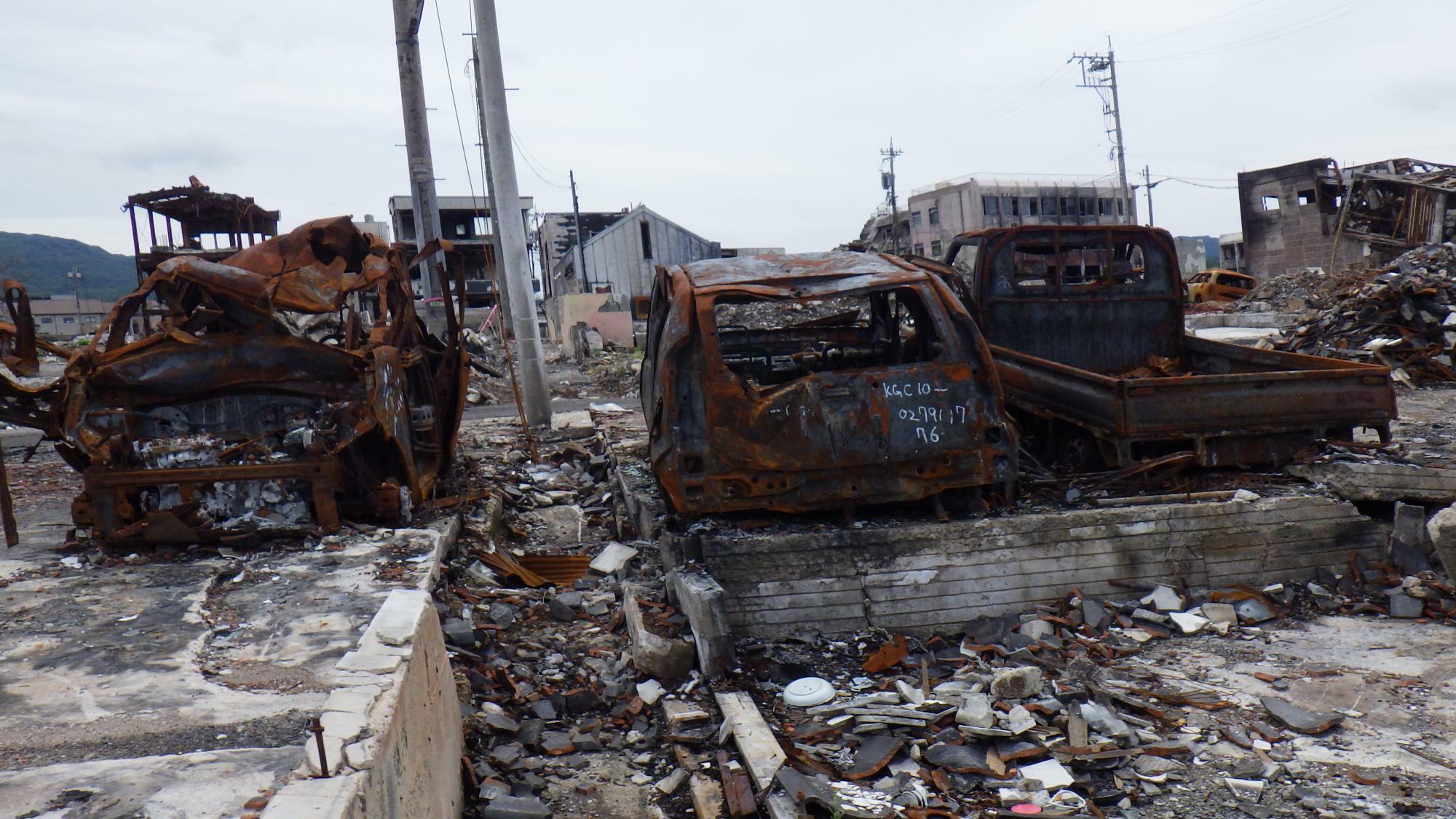 大火事の現場。車の焦げ具合から、いかに悲惨な火事であったかがうかがい知れる。