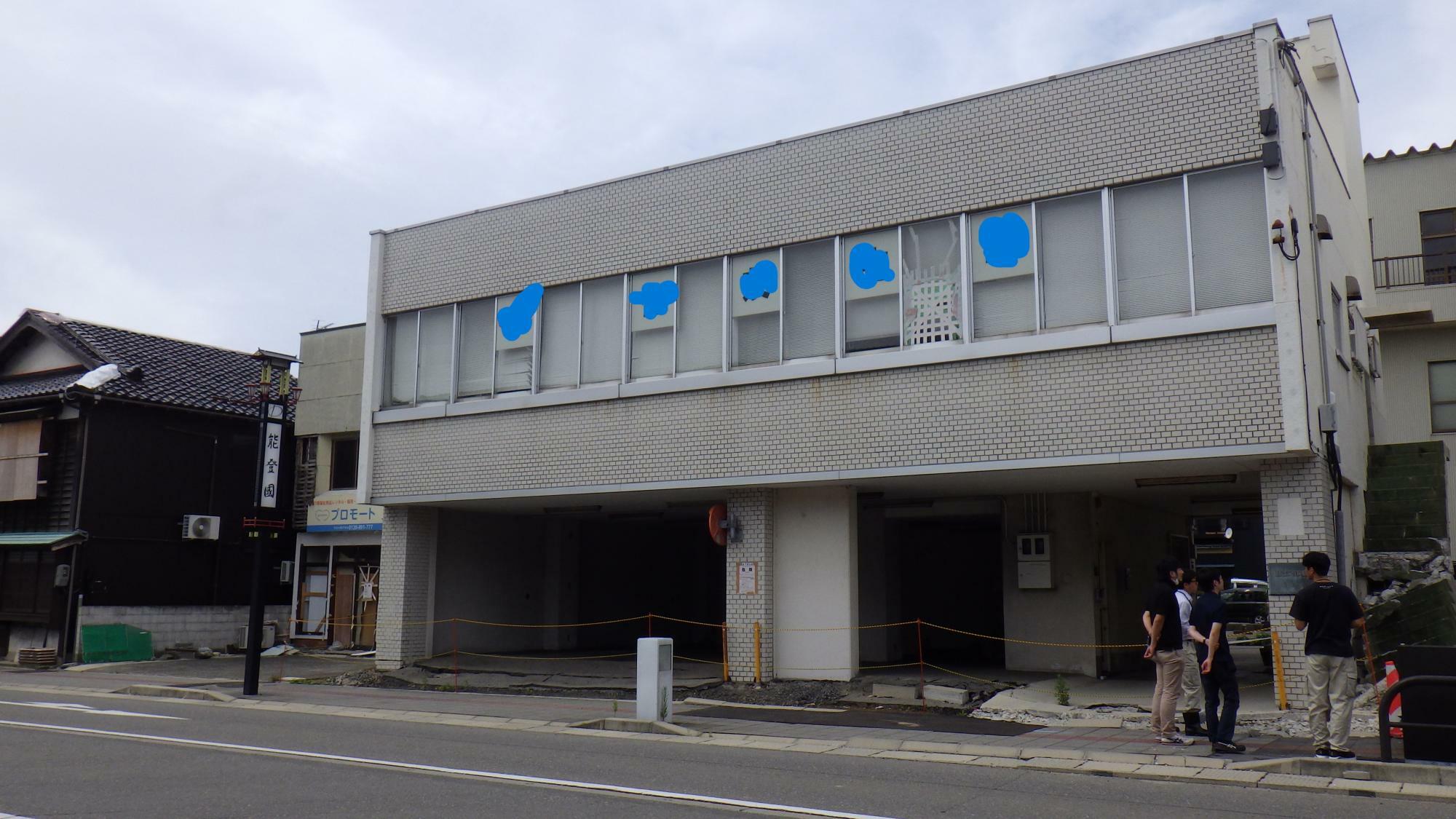 堅固そうな建物で、一見、地震に耐えたように見えるが、下の写真の張り紙のように立入禁止となっている。