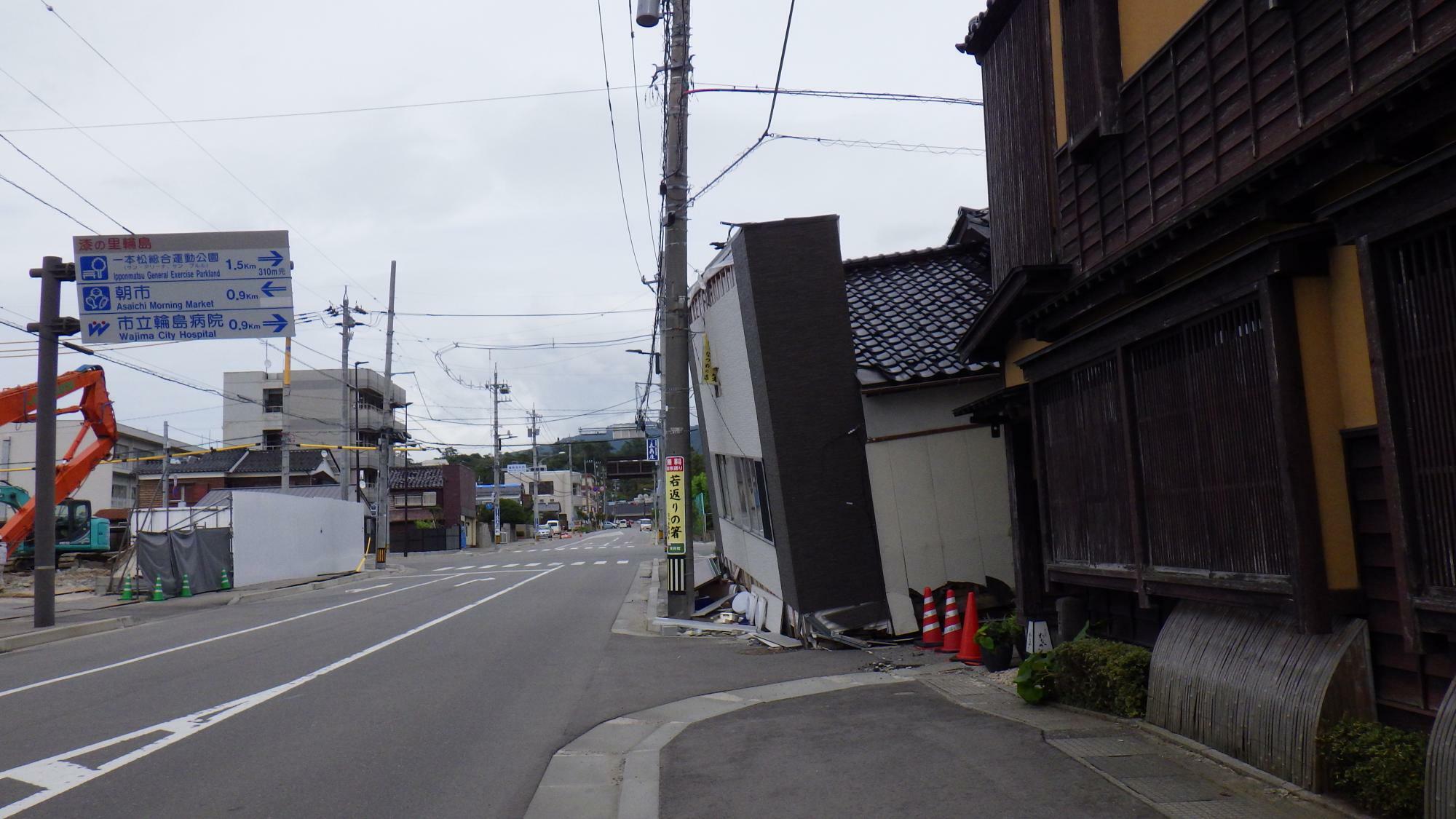 輪島市の街中に倒壊した建物がある。