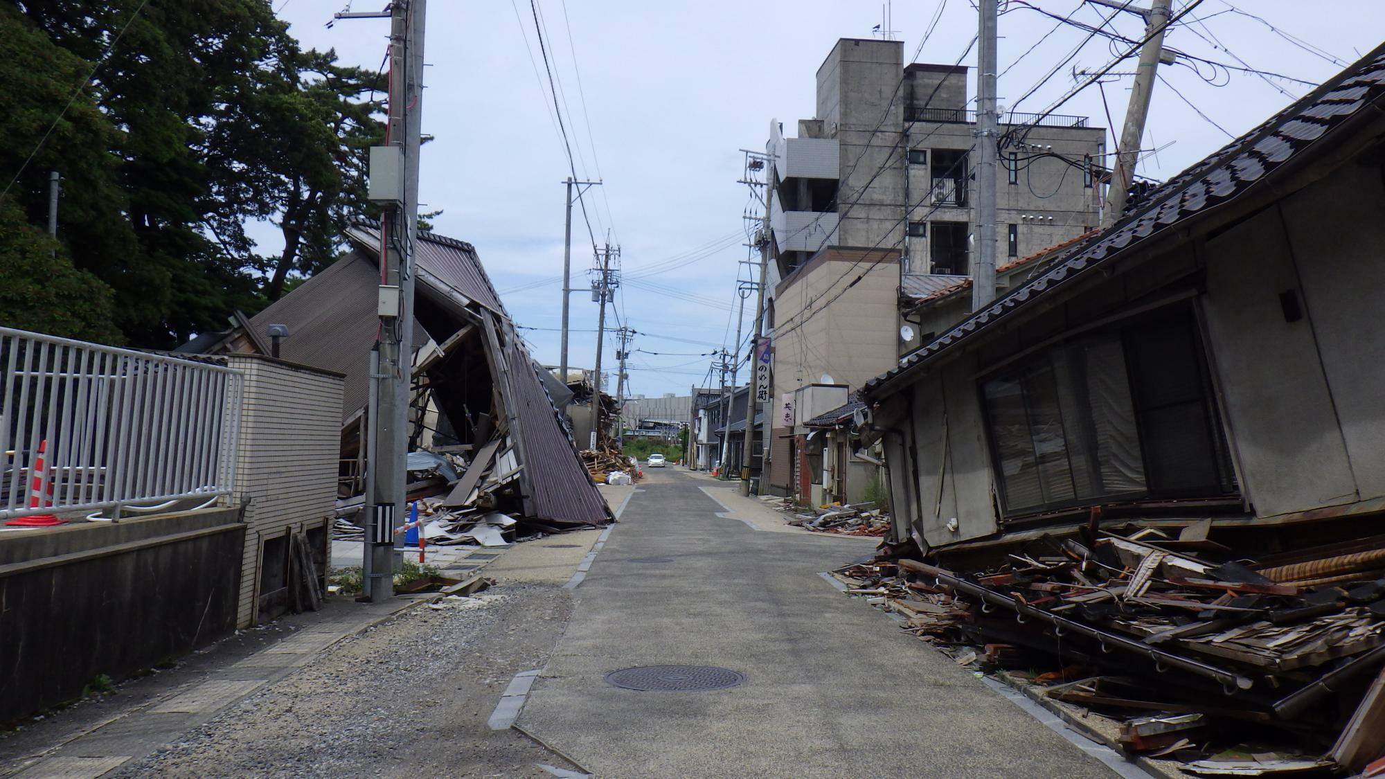 そこここに倒壊した建物が見られる。