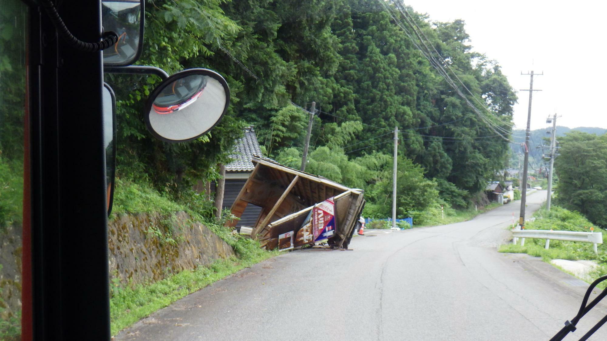 もちろん、街中だけではなく郊外にも倒壊した建物がある～穴水・輪島間のバスから撮影。