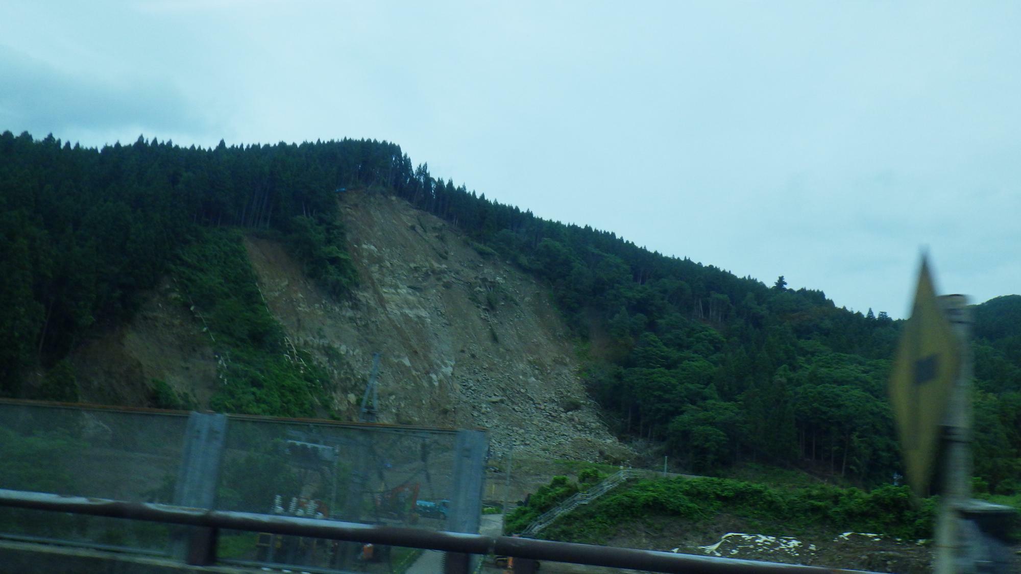 地震による崩落と推察される山肌～穴水・輪島間のバスから撮影。