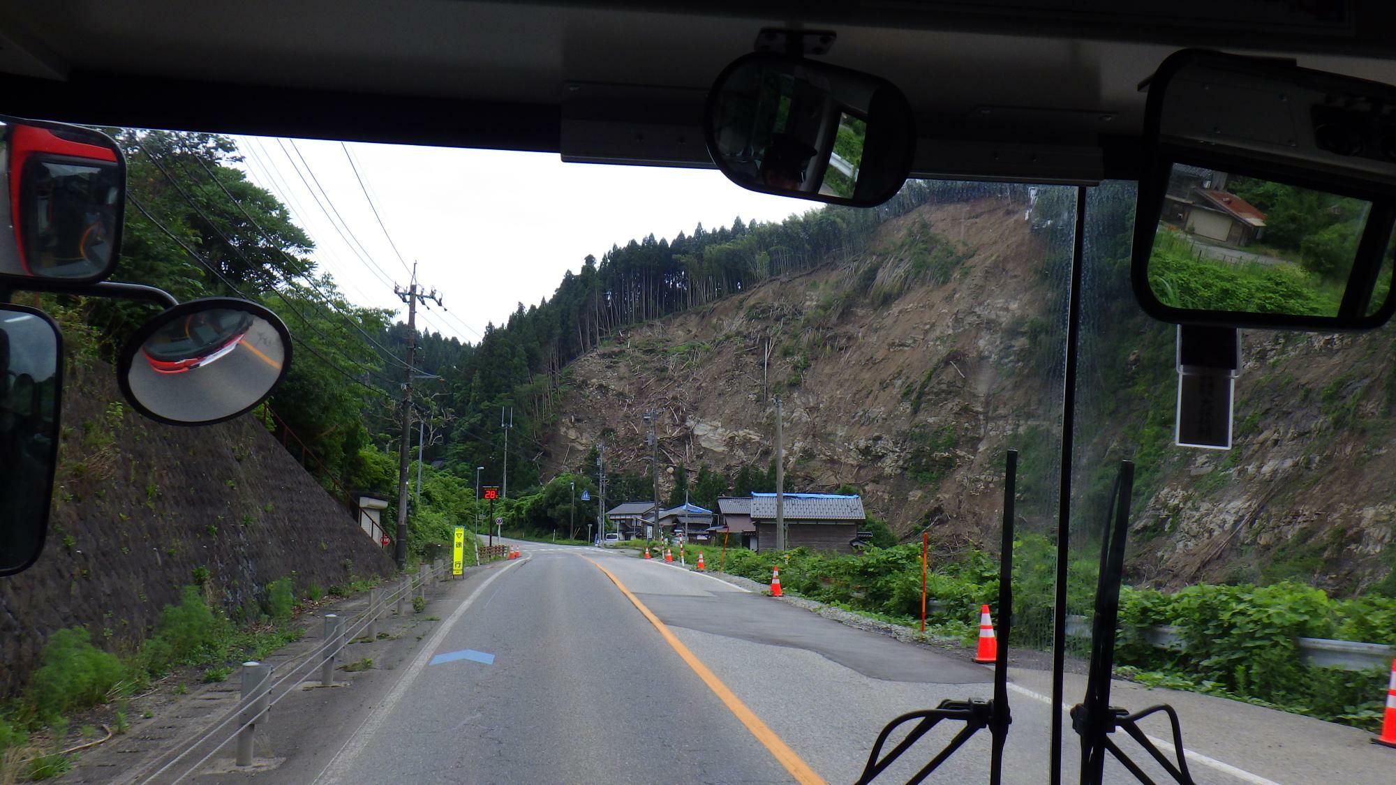 地震による崩落と推察される山肌～穴水・輪島間のバスから撮影。