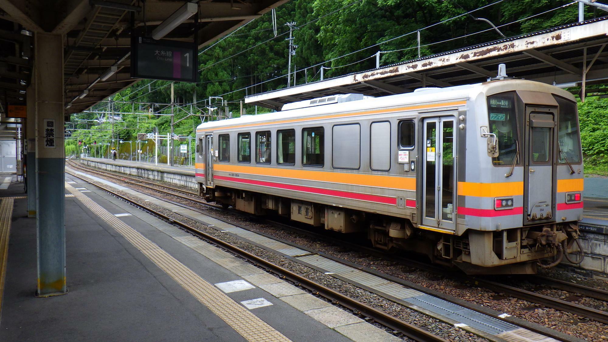 大糸線の小さなディーゼルカー。南小谷駅以北はこのような列車が一日数往復だけのため、北陸新幹線と白馬駅を結ぶ鉄路のコースであるのに利用者が少なく厳しい状況とのことである。