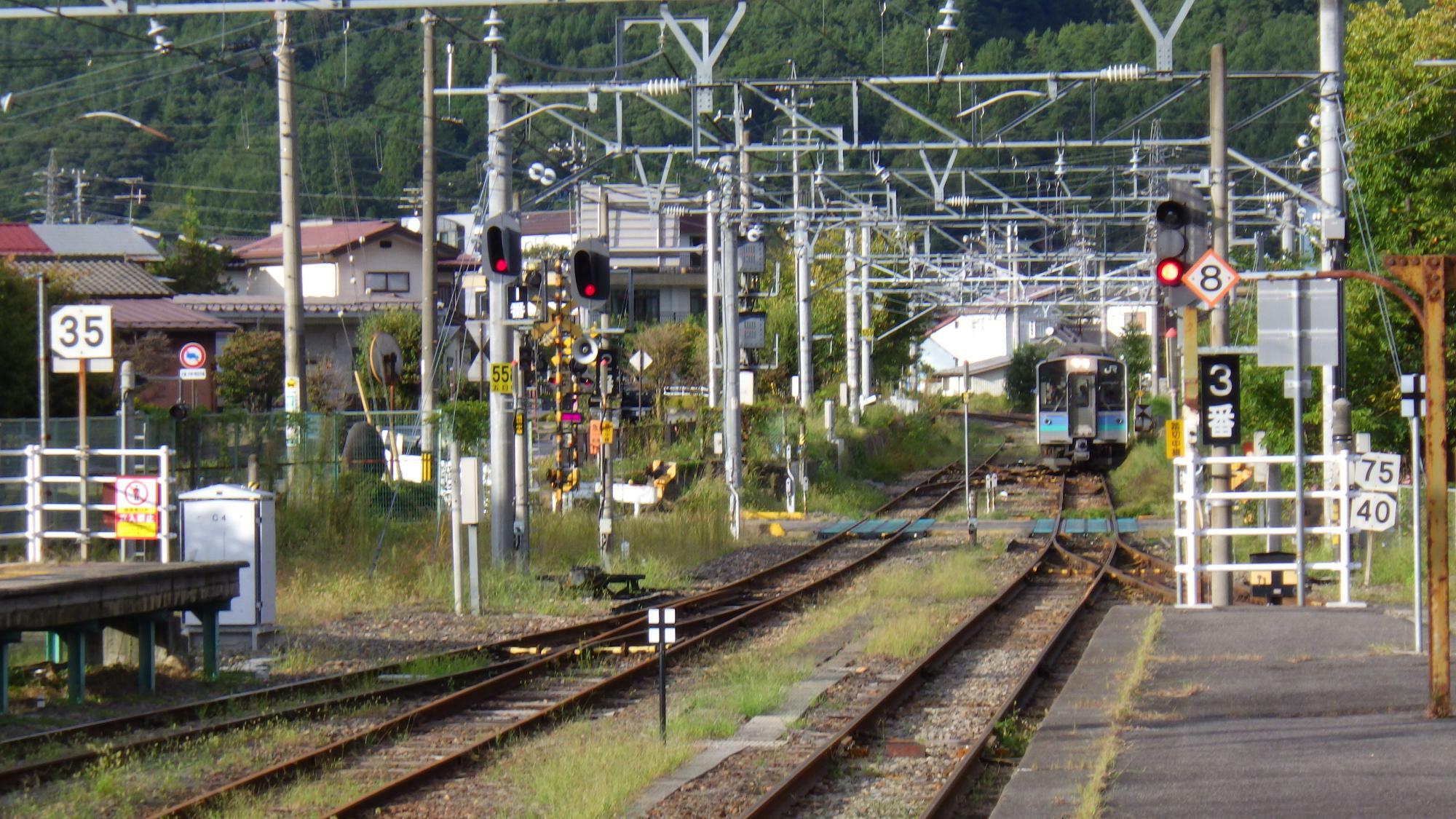 のどかな雰囲気の大糸線のローカル列車(大町市の信濃大町駅で撮影)。令和6年9月19日筆者撮影。