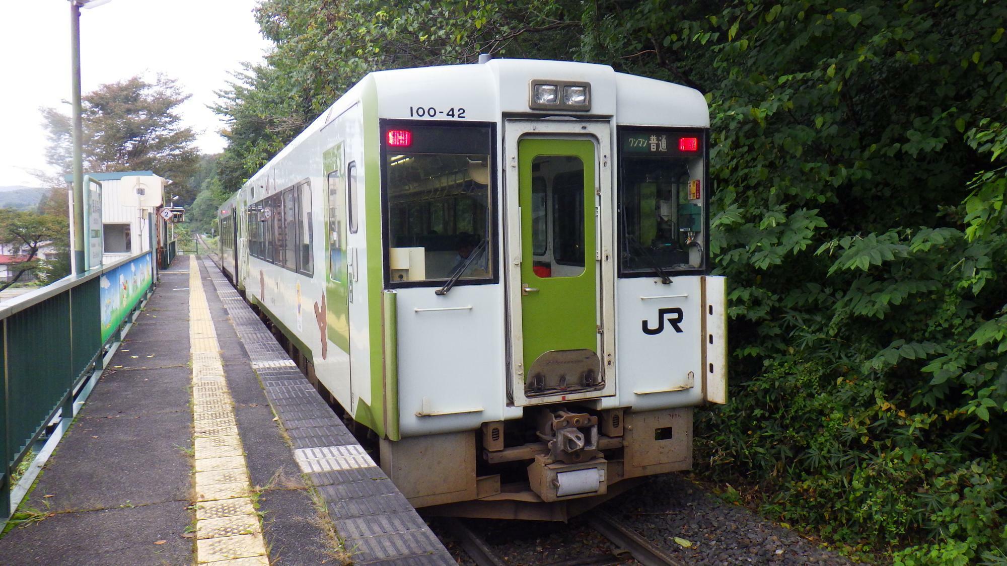 ＪＲ大船渡線のディーゼルカー。猊鼻渓駅で。