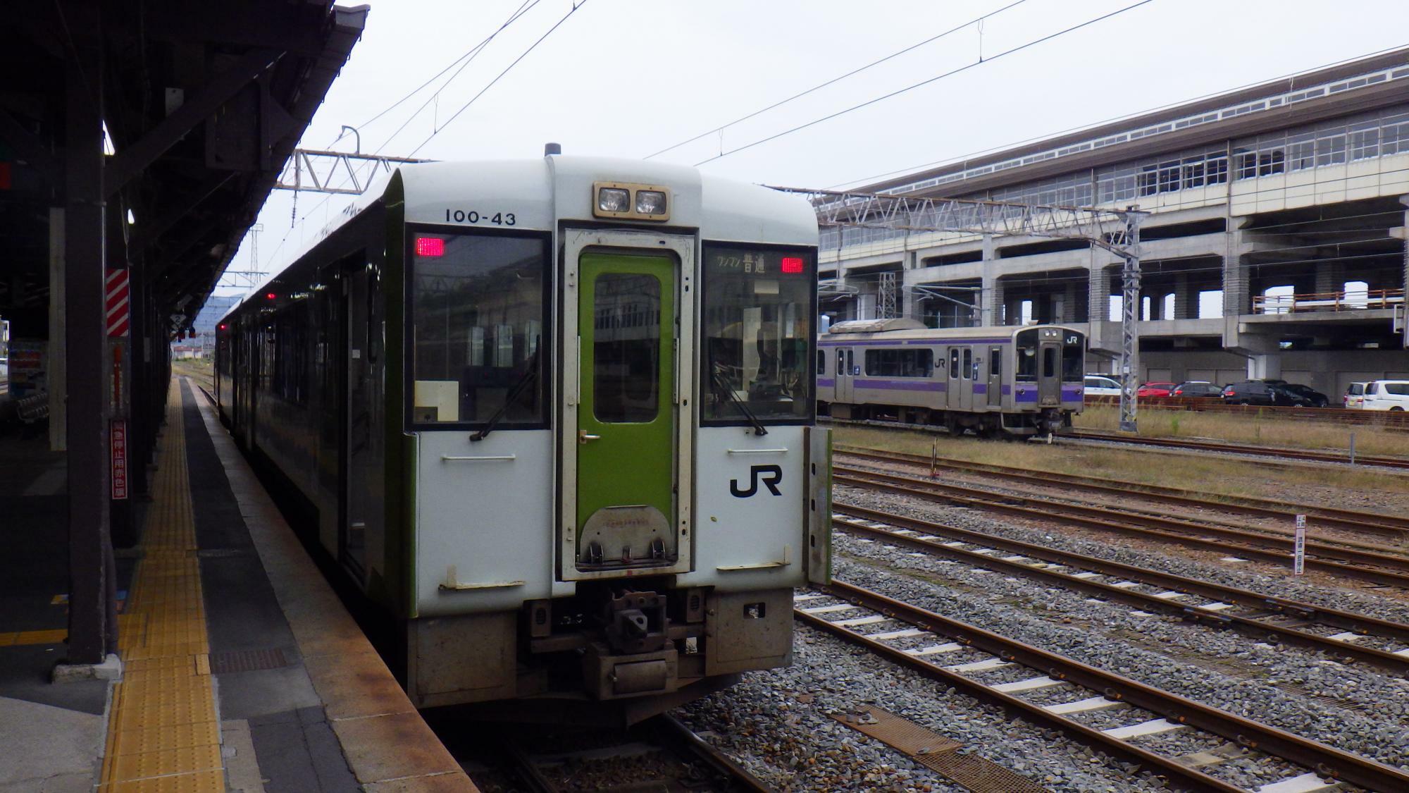 ＪＲ一ノ関駅に停車するＪＲ大船渡線のディーゼルカーとＪＲ東北本線の普通列車。