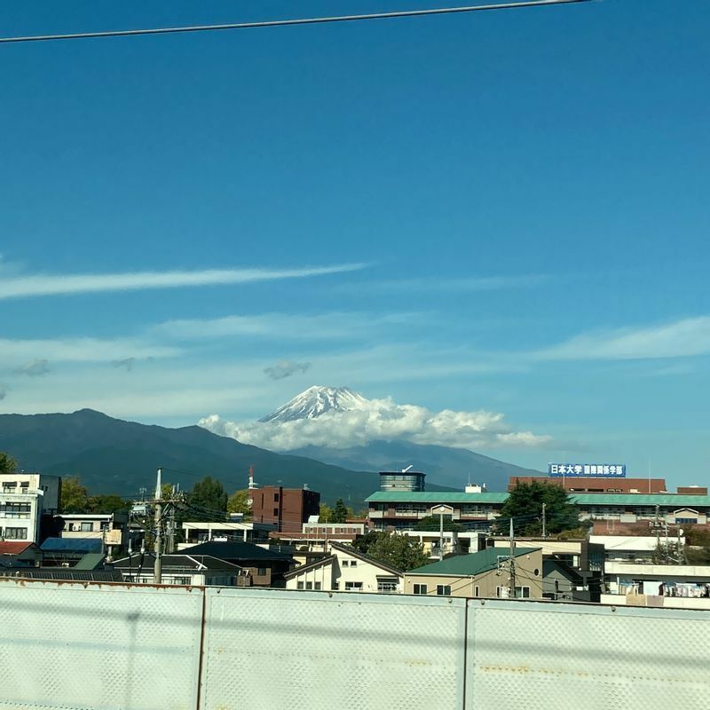 東海道新幹線車窓から富士山を望む（筆者撮影）