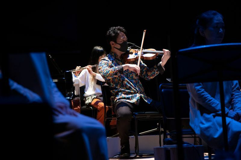 〈マタイ受難曲2021〉でヴァイオリンを奏でる西田けんたろう（撮影／写真提供：永島麻実）