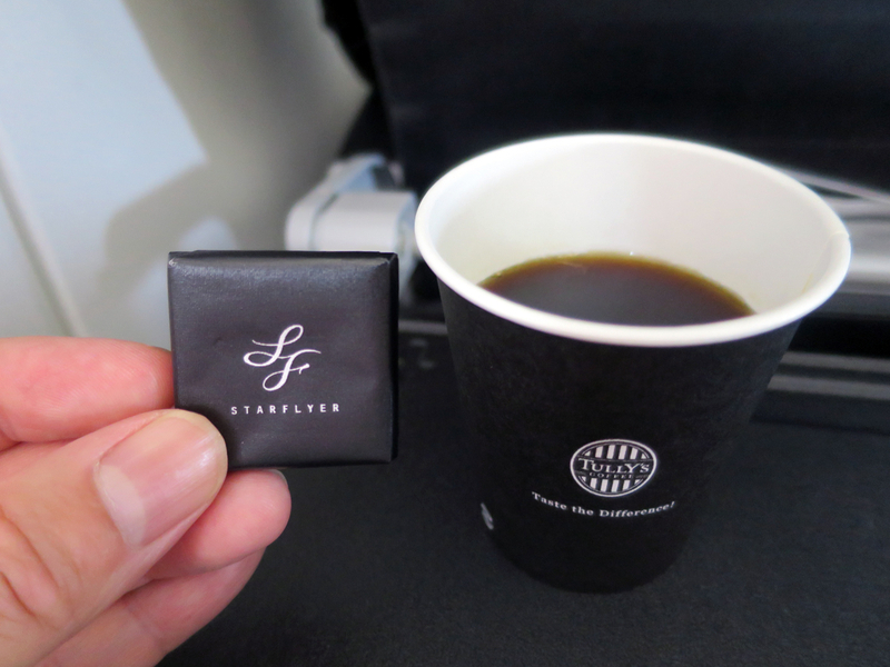 機内で提供されるタリーズのコーヒー（無料）。コーヒーを注文するとチョコレートも付いてくる