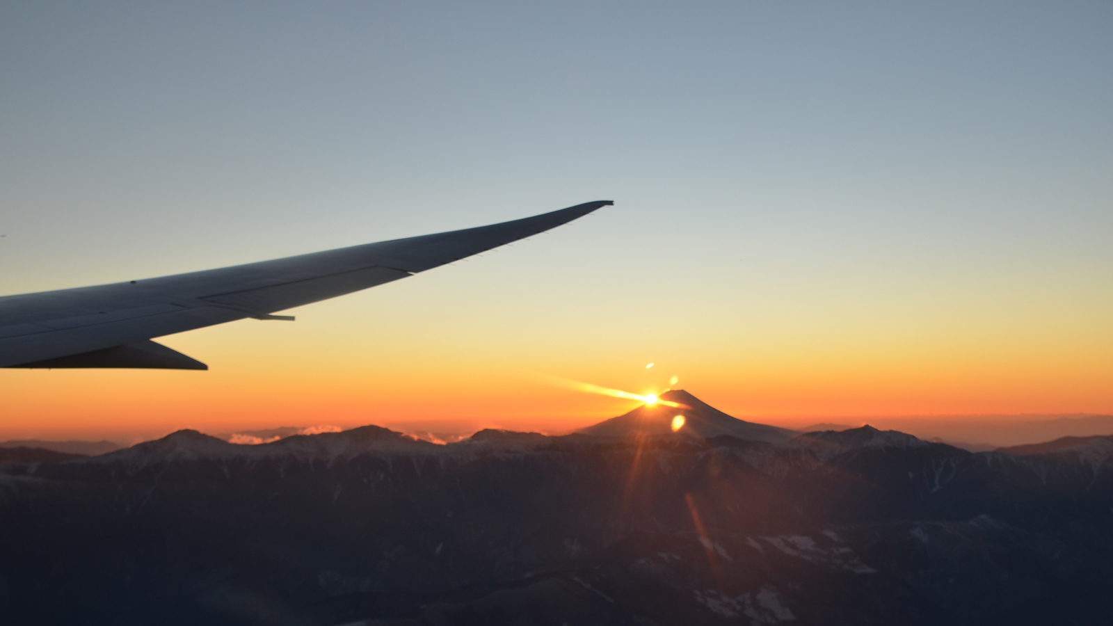 初日の出を天空から拝む「初日の出フライト」が大人気。実際に乗って