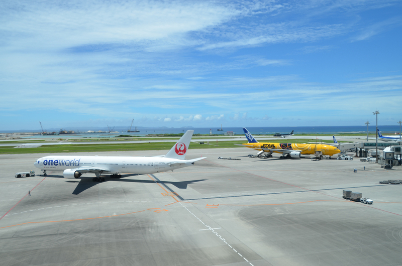 2月の那覇空港は、アジアからの観光客に加えて、プロ野球のキャンプ観戦にも多くの人が集まる