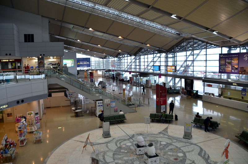 新潟空港は吹き抜けで広々としたターミナルビルになっている