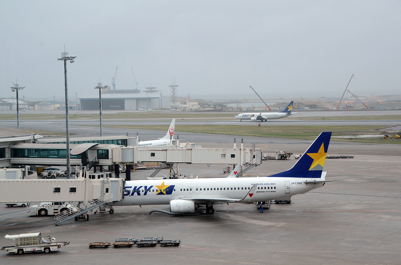 那覇空港に駐機するスカイマーク機。全便ボーイング737-800型機で運航している