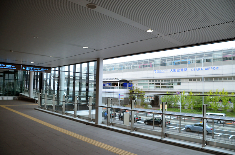 大きな段差なく、大阪モノレールの大阪空港駅へ行けるようになった
