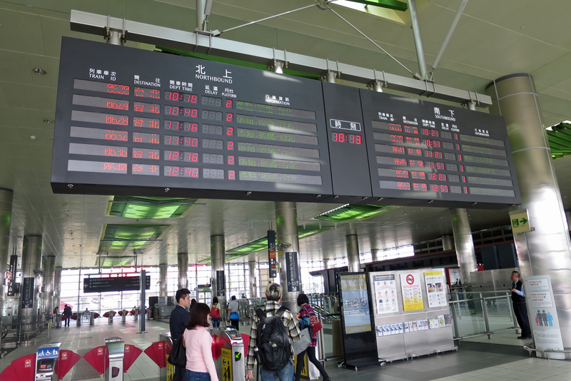 台湾新幹線の改札口では保安検査は特に行われていない
