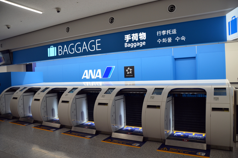 6月28日より羽田空港・新千歳空港に続いて、ANAでは自動で荷物を預けられる「ANA Baggage Drop」を福岡空港にも6台設置した。ANAによると混雑時の待ち時間が半減すると見込んでいる