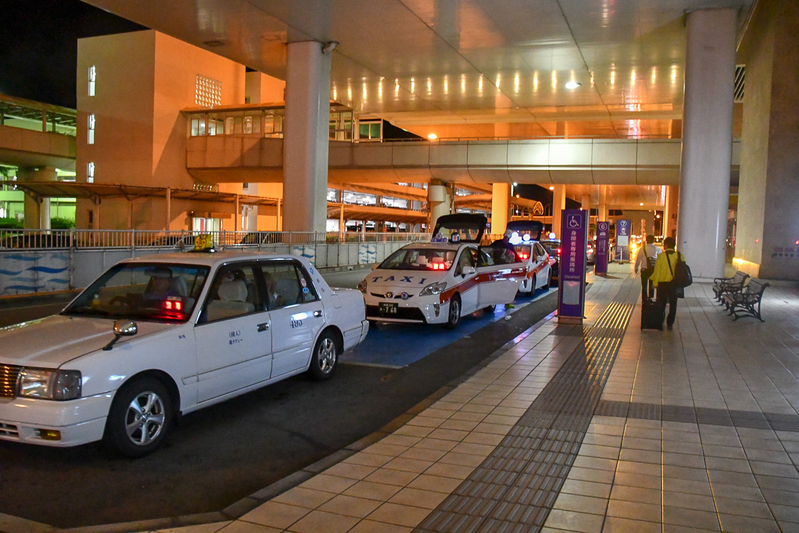 深夜の那覇空港はタクシーが並ぶ