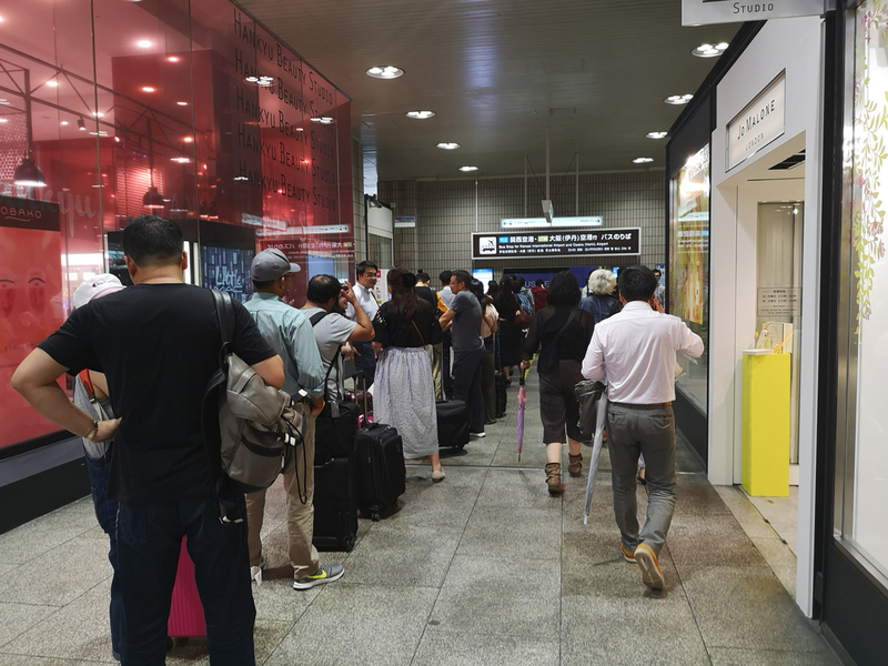 大阪駅（梅田）の新阪急ホテル前の関西空港行きのバス乗り場には長い列ができていた（9月15日撮影）
