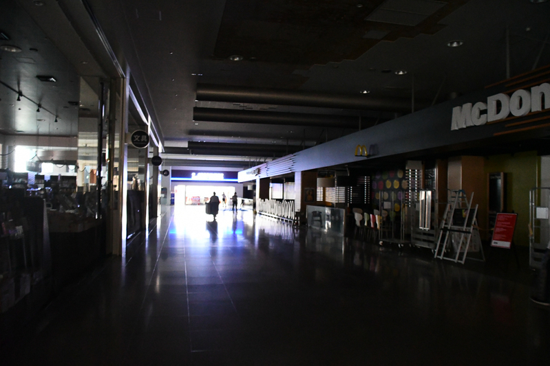9月9日の第1ターミナル2階にあるマクドナルド。奥のローソンは一部電気が通っていた