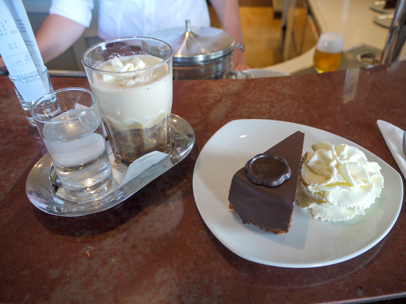 ウィーンで多くの観光客が訪れるホテルザッハーのチョコレートケーキ「ザッハトルテ」
