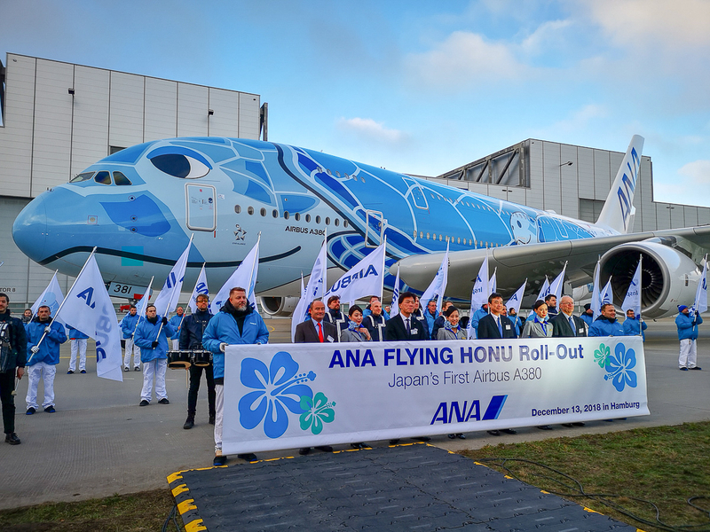 12月13日にドイツ・ハンブルクにあるエアバス社の工場で塗装を終えたばかりのANAに納入されるA380型機「FLYING HONU」がお披露目された（筆者撮影）