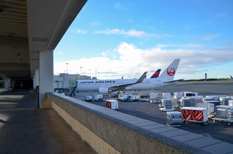 ホノルル空港に駐機するJAL。JALはホノルルへ成田から1日4便、関西から2便、中部から1便を運航している（2017年12月、筆者撮影）