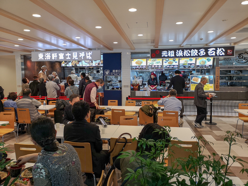静岡空港の2階に12月6日にオープンしたフードコート。浜松餃子や静岡駅の駅そば、人気ラーメン店が入り、空港で地元のローカルグルメが楽しめる（2018年12月、筆者撮影）