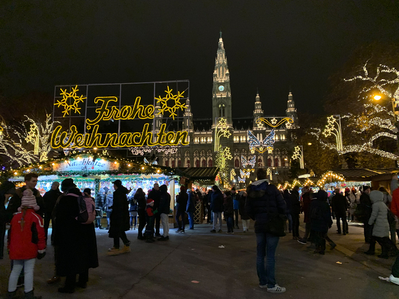 11月中旬からクリスマスまではウィーンでも市庁舎を中心にクリスマスマーケットが開催され、多くの人で賑わう（2018年12月、筆者撮影）