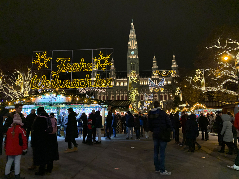 11月中旬からクリスマスまではウィーンでも市庁舎を中心にクリスマスマーケットが開催され、多くの人で賑わう(2018年12月、筆者撮影)