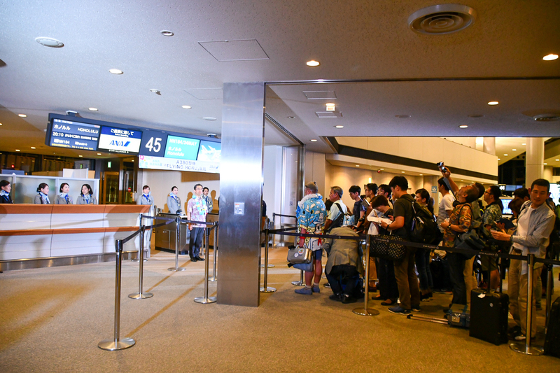 成田空港のゲート前では、搭乗開始前から多くの利用者が前に並んだ