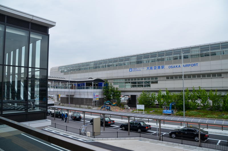 伊丹空港へは、蛍池駅もしくは千里中央駅から大阪モノレールの利用が便利。臨時列車も運転される予定